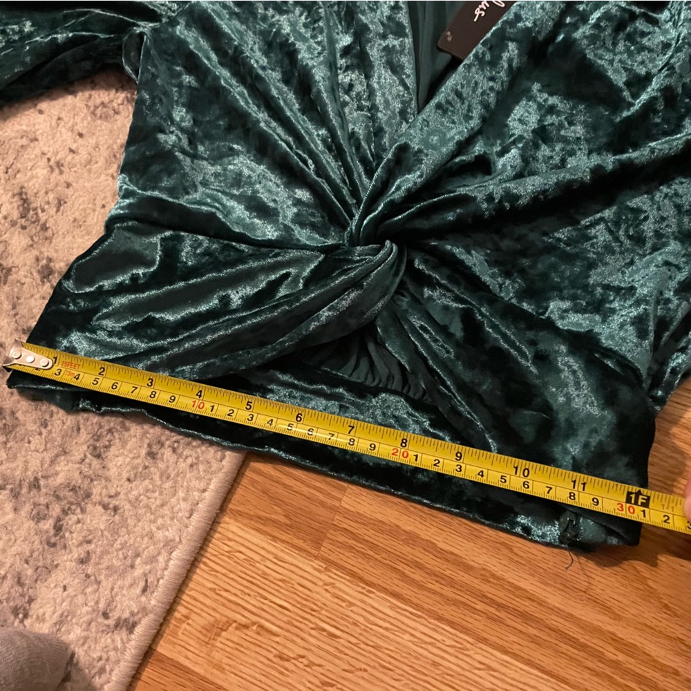 Lulus Emerald Green Crushed Velvet Twist-Front Long Sleeve Crop Top NWT Size S - Picture 4 of 12